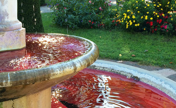 Coloring a fountain, safe dye