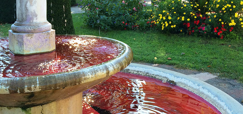 Coloring a fountain, safe dye
